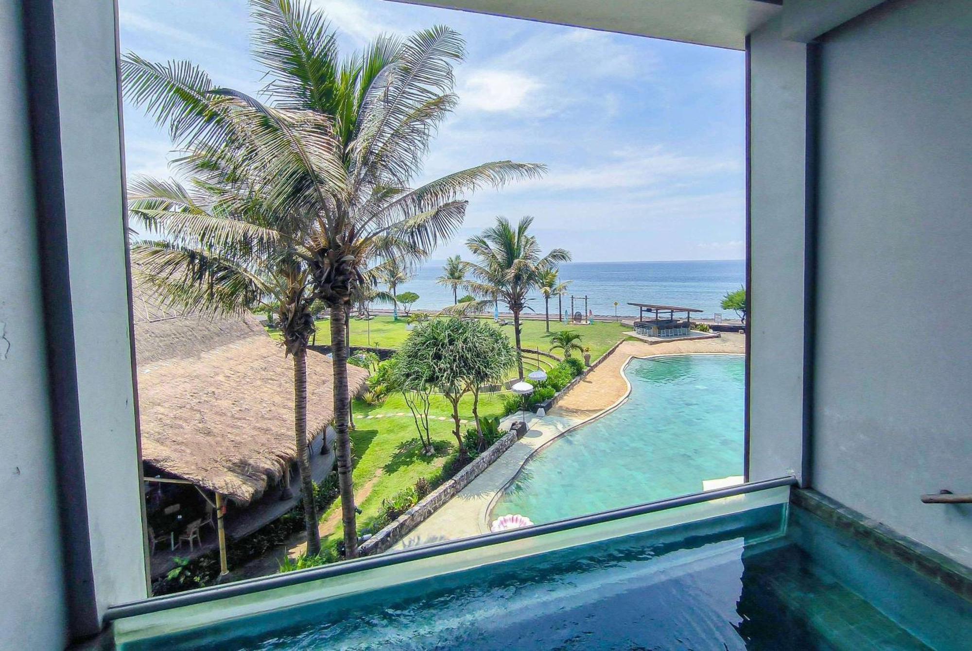 Wyndham Tamansari Jivva Resort Bali Siyut Luaran gambar View from the pool at the hotel