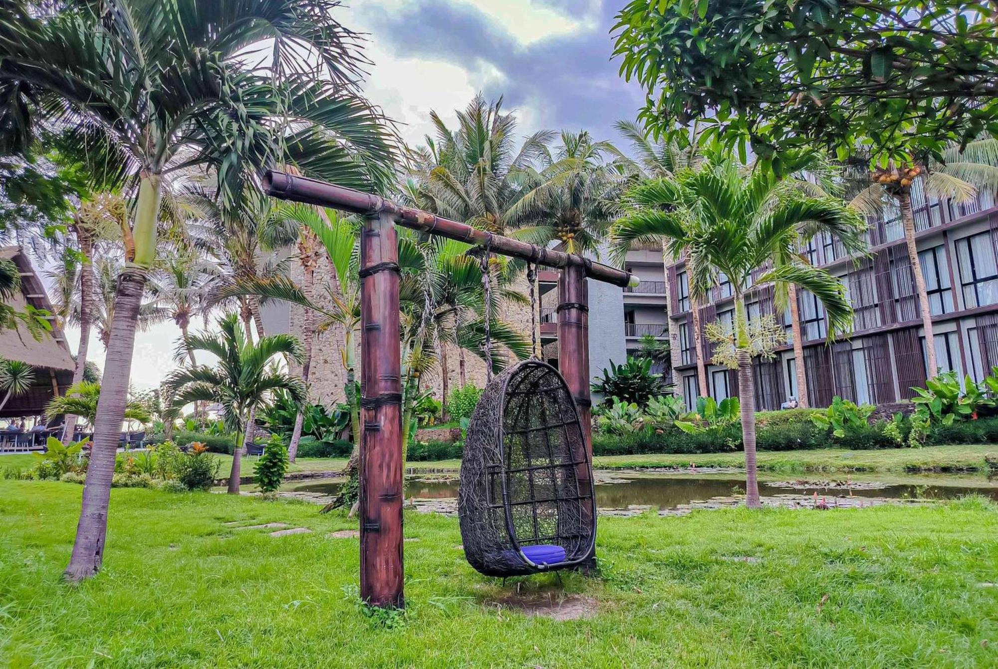 Wyndham Tamansari Jivva Resort Bali Siyut Luaran gambar A swing at the resort