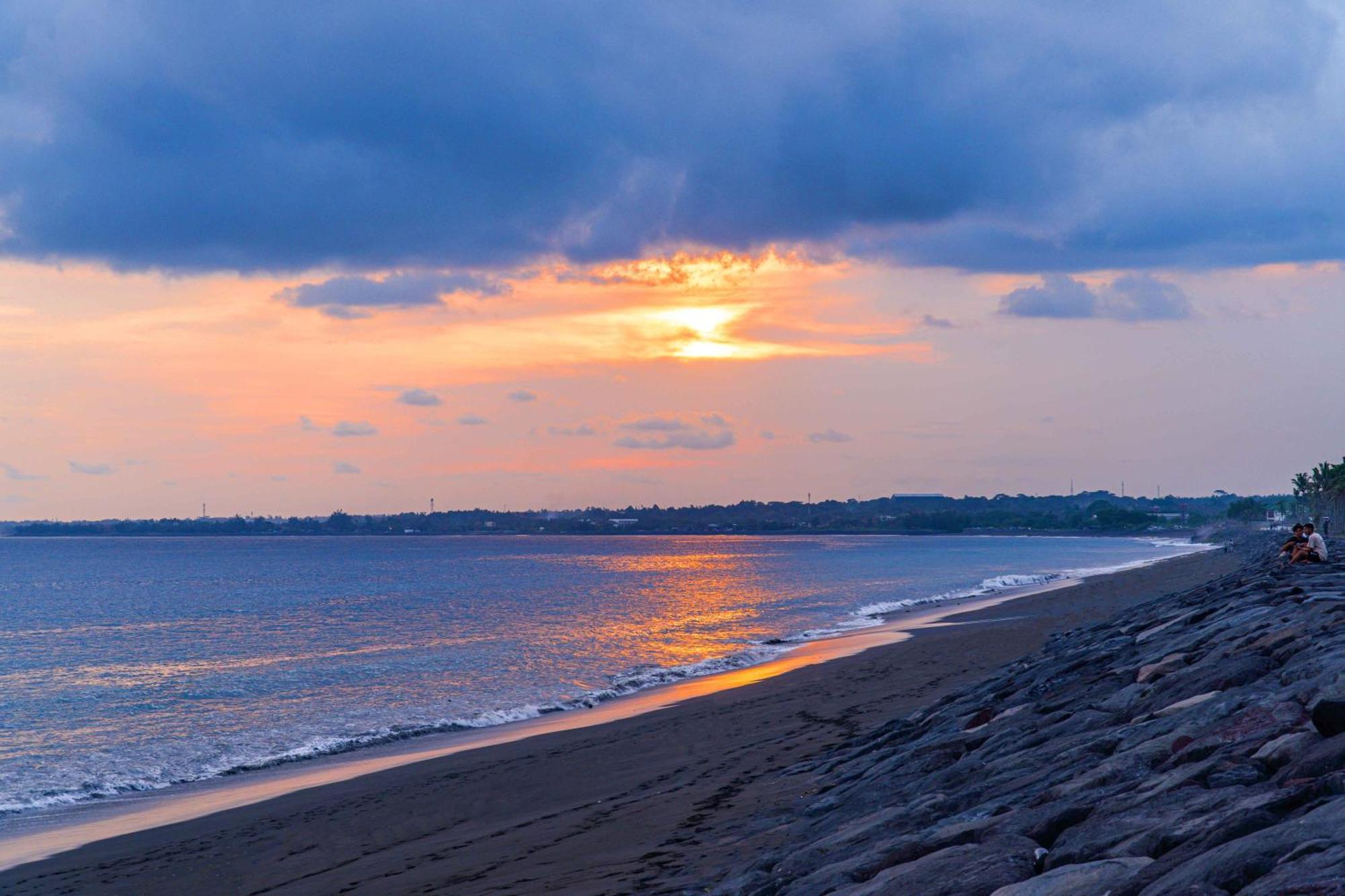 Wyndham Tamansari Jivva Resort Bali Siyut Luaran gambar Sunset at the beach
