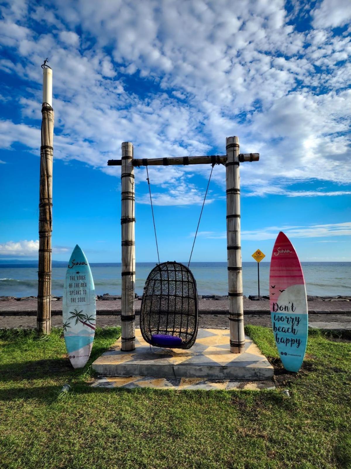 Wyndham Tamansari Jivva Resort Bali Siyut Luaran gambar The swing at the beach